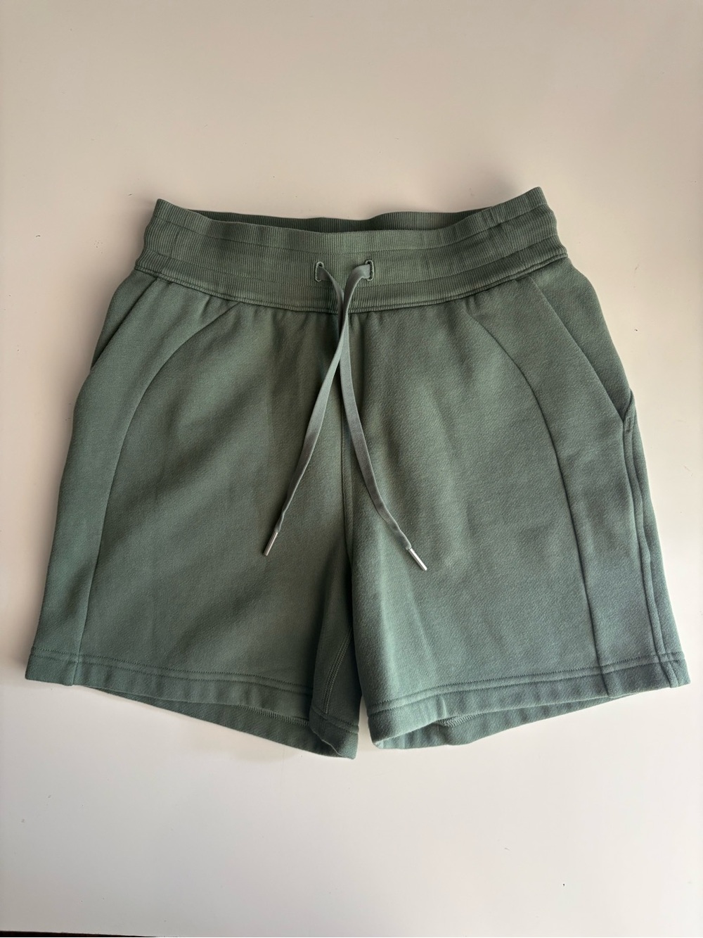 Lululemon Scuba High-Rise Short 5" 
Size 4